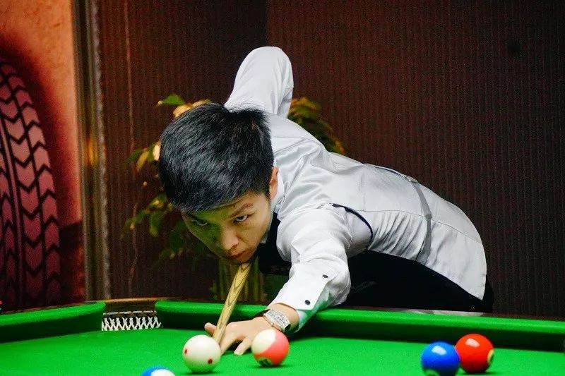 一端是体育 一端是体育